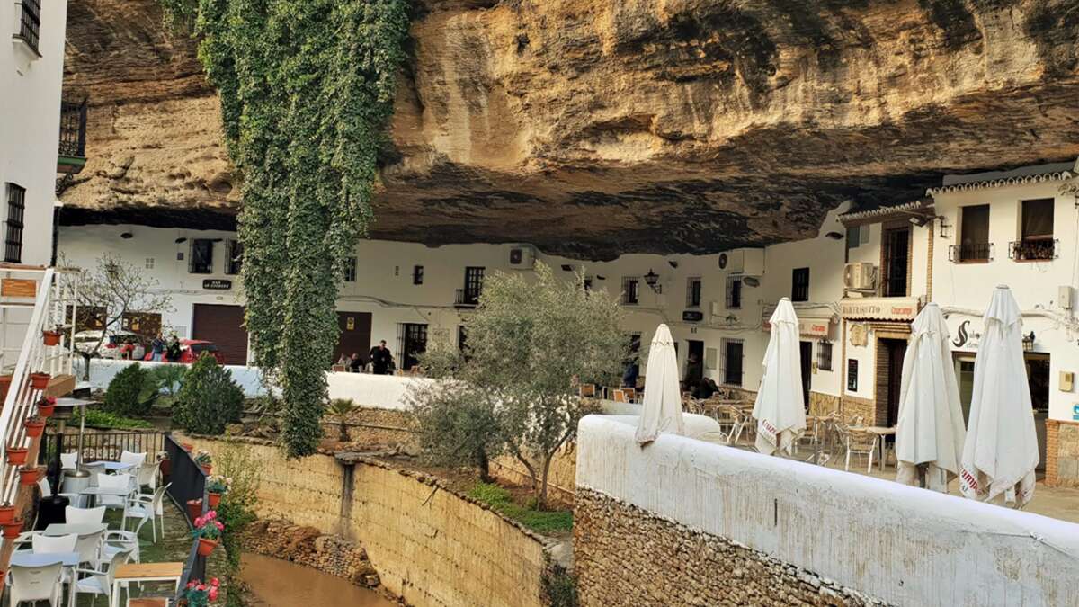El pueblo de Setenil de las Bodegas