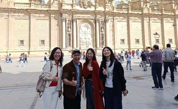 Unos turistas por Zaragoza