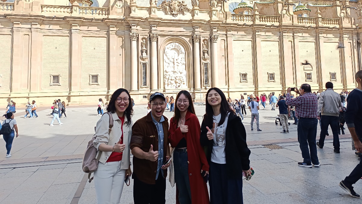 Unos turistas por Zaragoza