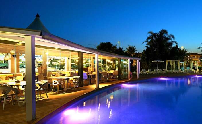 Casanova: La piscina y el restaurante del Casanova Beach Club