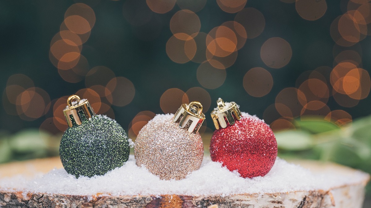 Unos adornos navideños