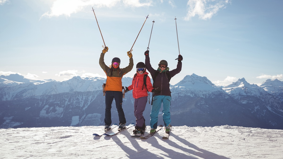 Un grupo de personas esquiando en la nieve