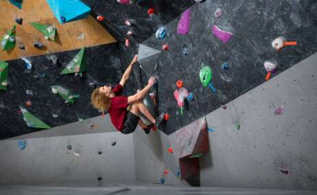 Un hombre entrenando en un rocódromo
