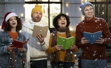 Varias personas cantando villancicos