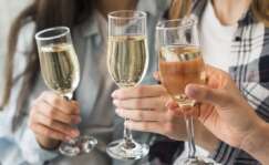 Varias personas brindan con copas de Champagne