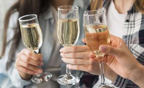Varias personas brindan con copas de Champagne