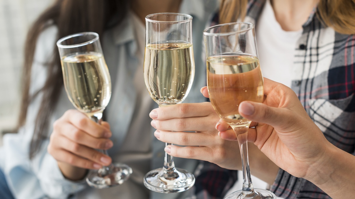 Varias personas brindan con copas de Champagne