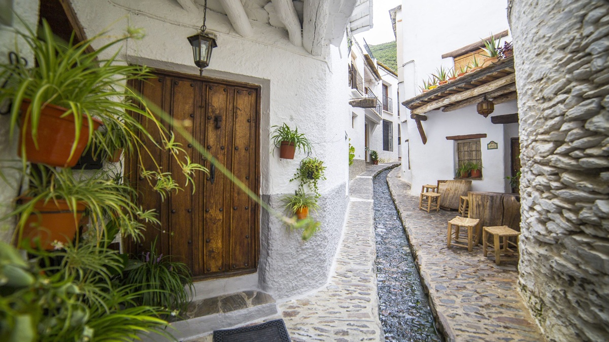 Uno de los canales del pueblo de Pampaneira en Granada