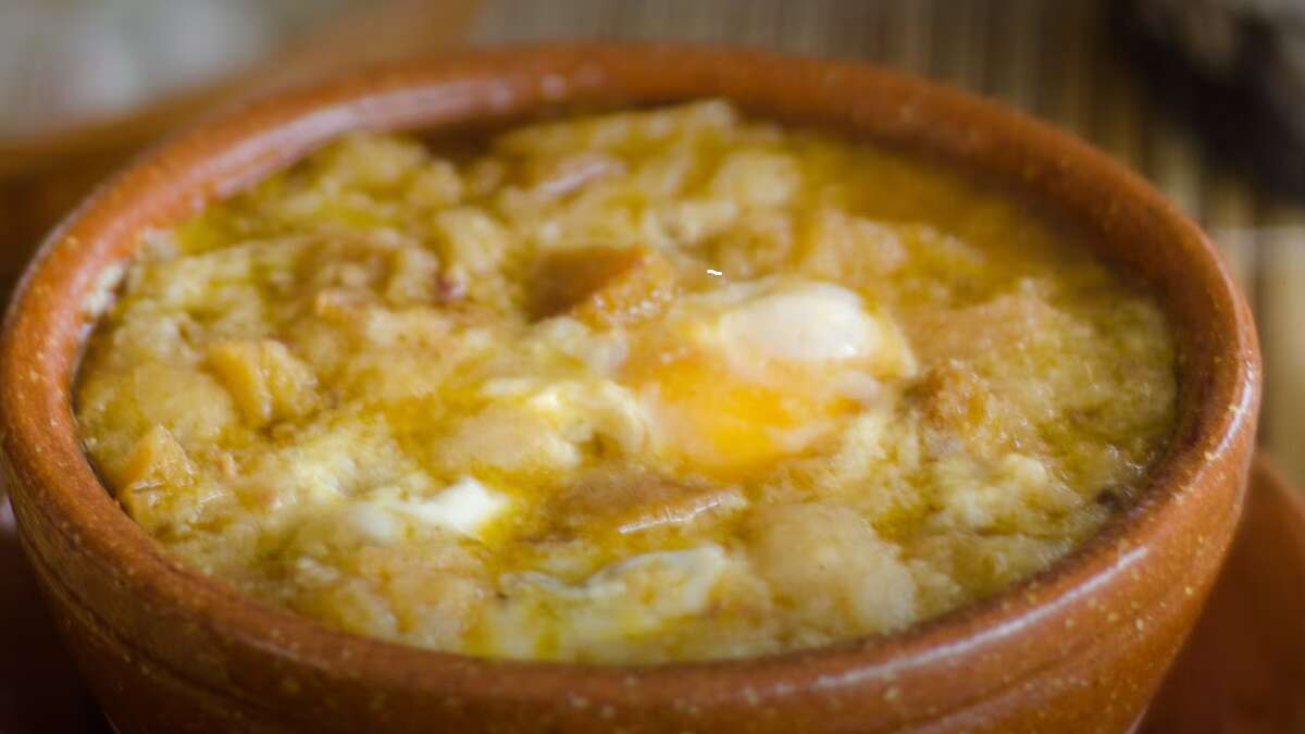 Una cazuela de barro con sopas de ajo