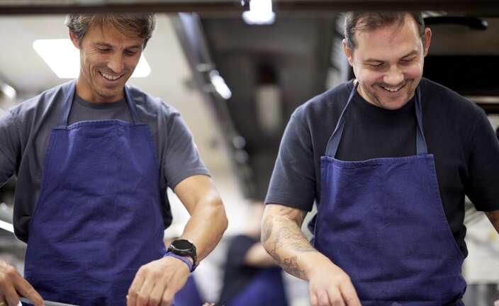 Nino Redruello y Manuel Villalba preparando la cena
