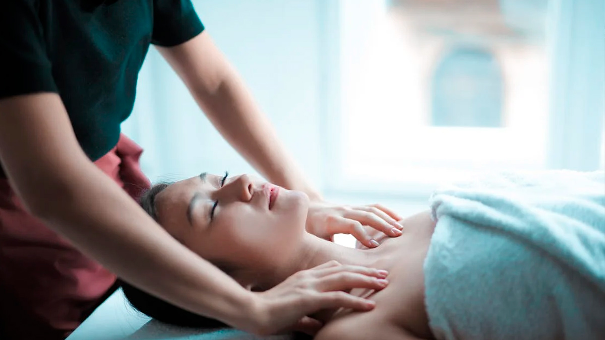 Mujer recibiendo un masaje en un spa