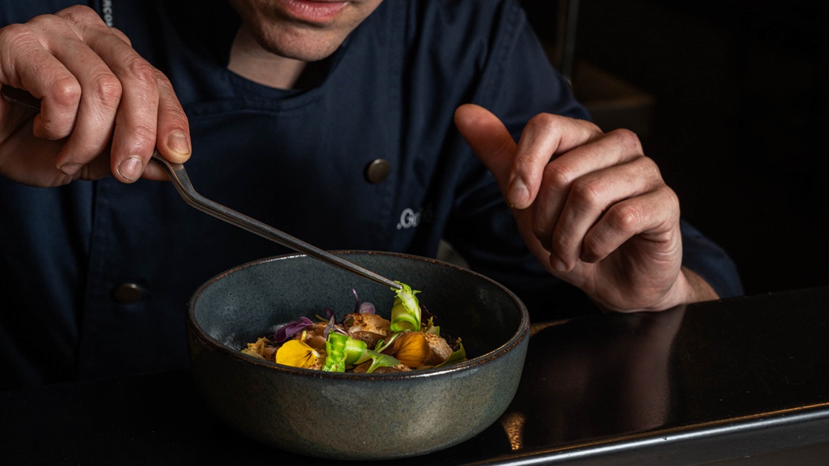 Preparando la ensalada de lenteja beluga y aburi toro