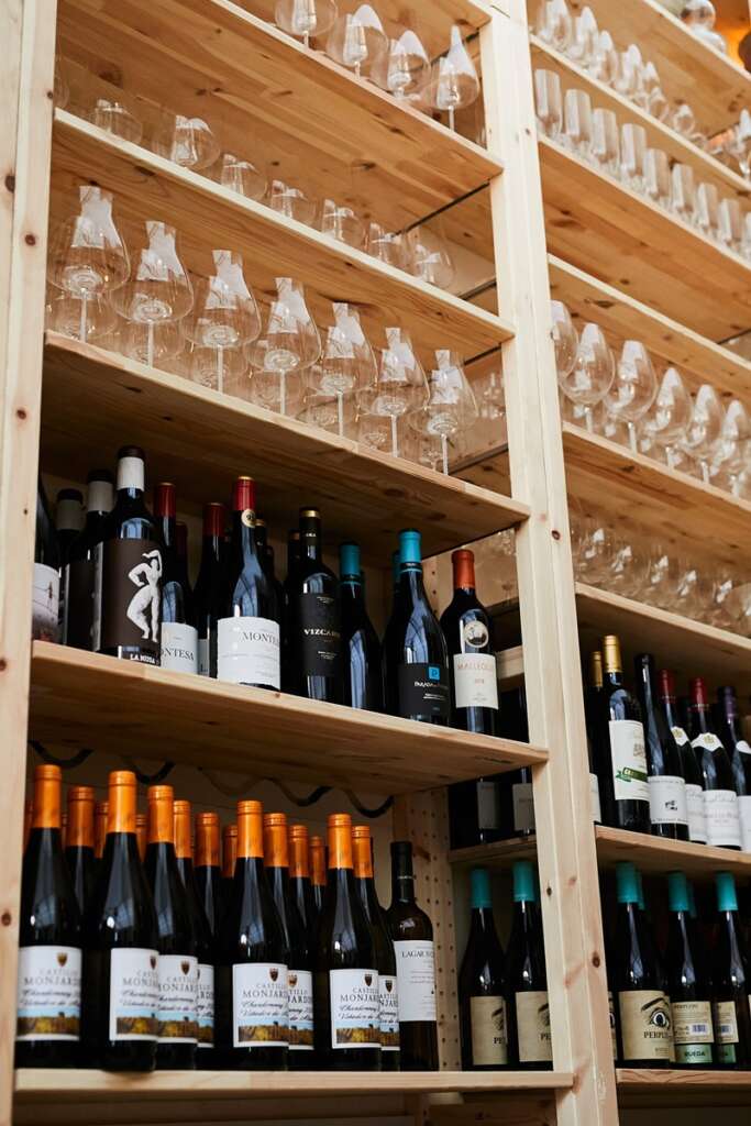 La bodega tiene más de 100 referencias