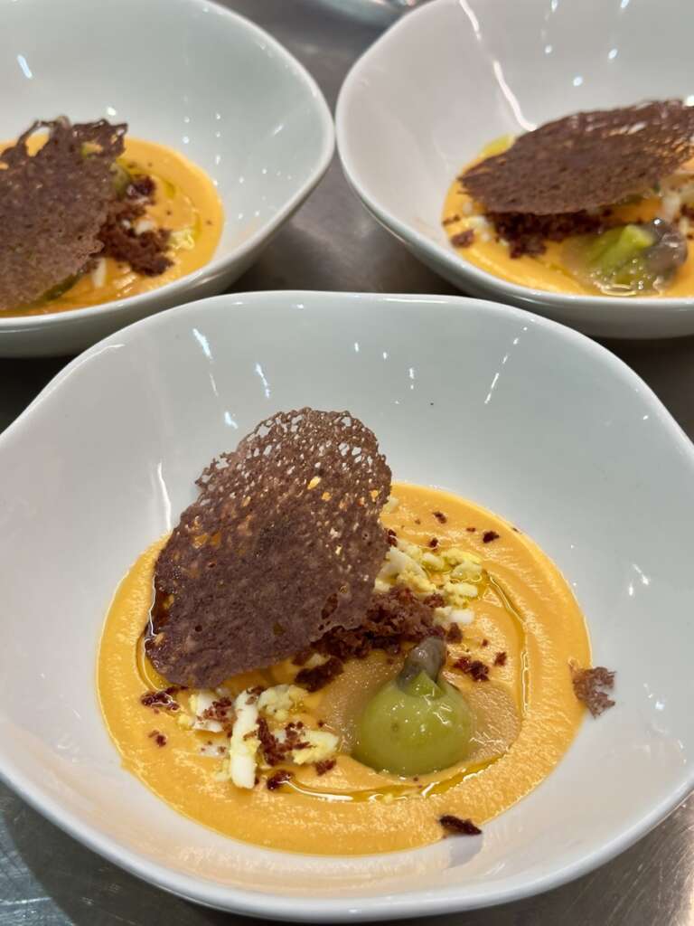 Salmorejo con crujiente de oliva negra