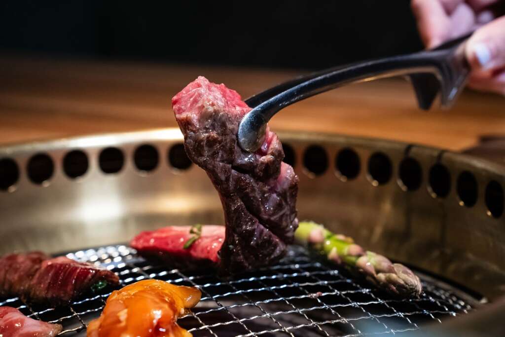 Las carnes se cocinan rápidamente en la brasa eléctrica de la mesa