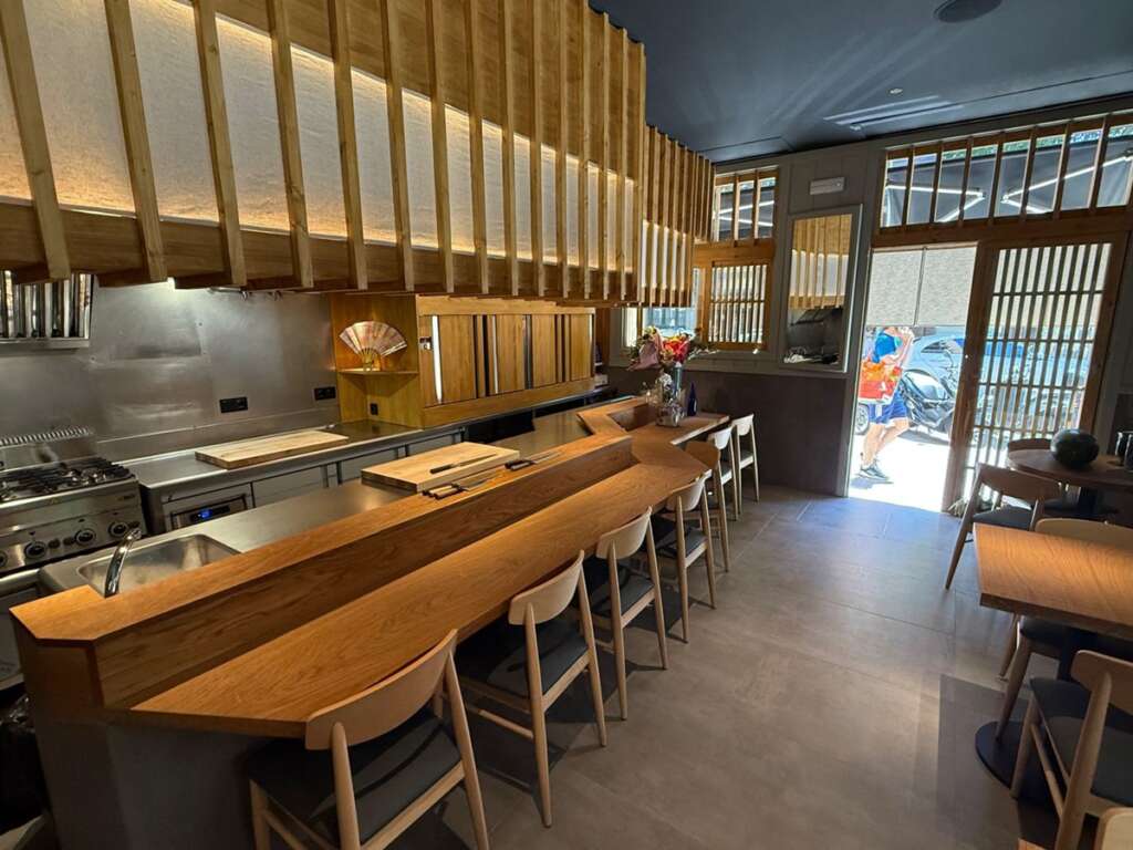 La minimalista decoración de Fukamura Omakase