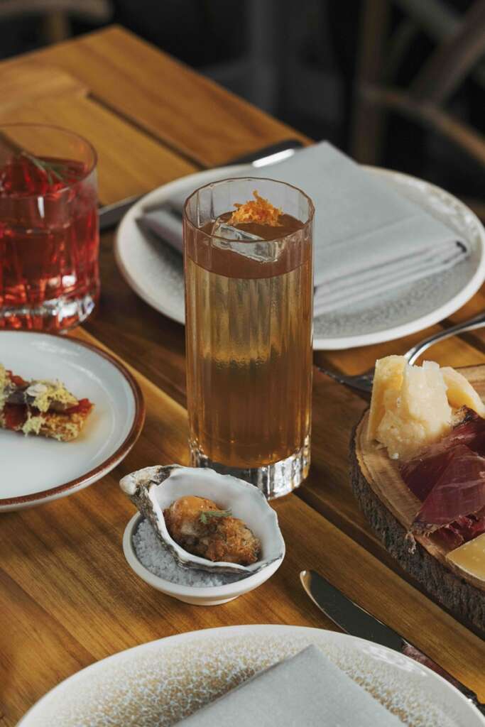 Tapas y cócteles para disfrutar en la terraza Borneta