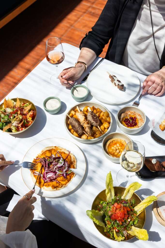 Brochetas de carne para llegar al punto más alto del Jardín Libanés
