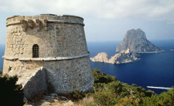 Baleares bajo tierra: cuevas, túneles defensivos, criptas y refugios secretos