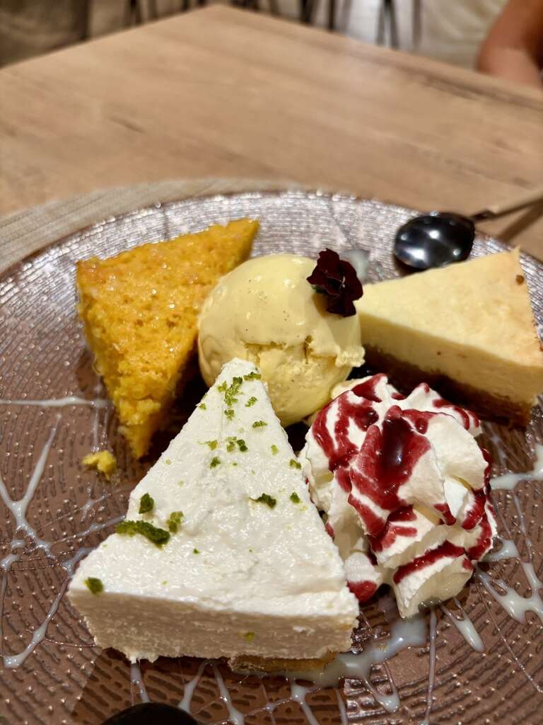 Surtido de postres tarta de queso con base de dátiles, tarta de limón al tequila y panqué de elote