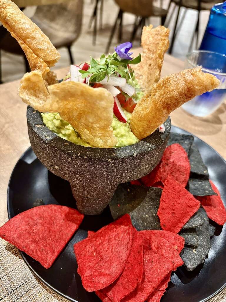 Los totopos con guacamole y chicharrón