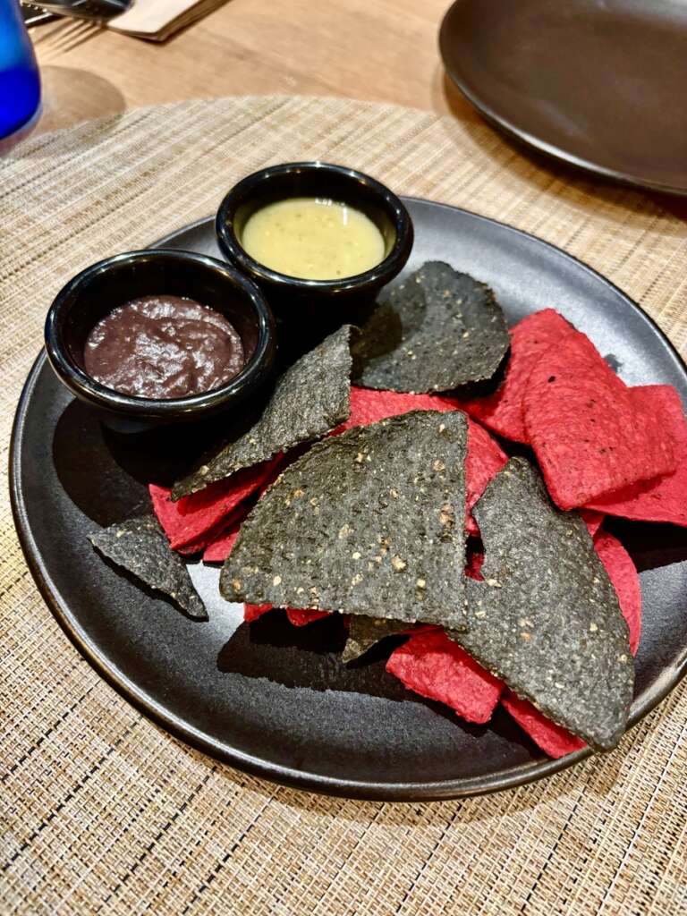 Los totopos de maíz azul y chipotle
