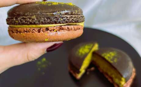 Sosteniendo uno de los macarons de Royal Dubái, el nuevo postre de La Compagnie des Desserts