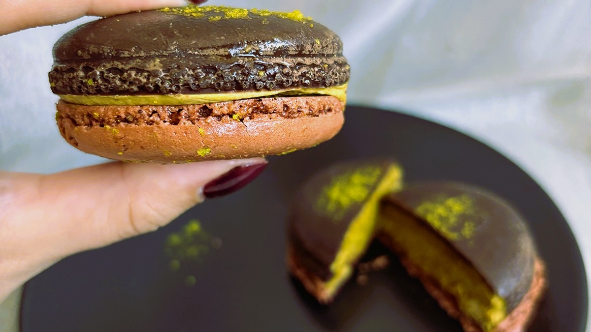 Sosteniendo uno de los macarons de Royal Dubái, el nuevo postre de La Compagnie des Desserts