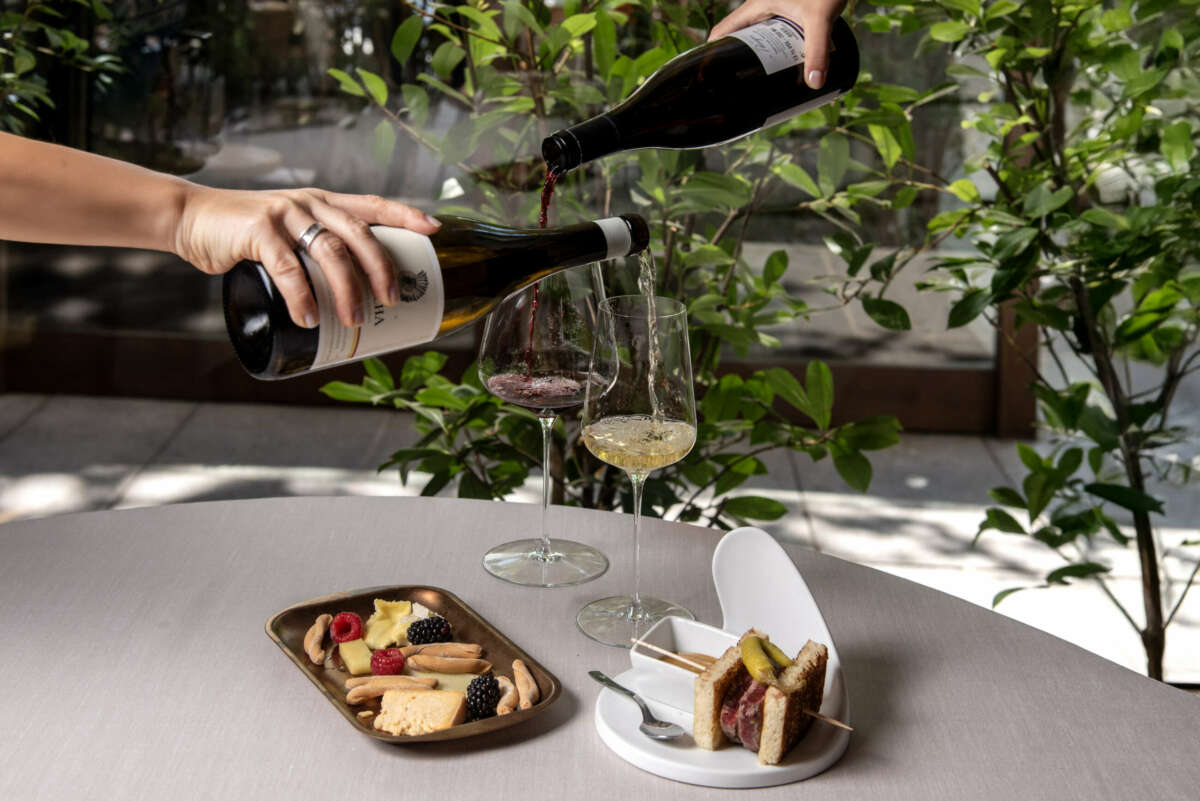 3.000 etiquetas, 7 sumilleres y cero postureo: así es Berria, el templo del vino en Madrid