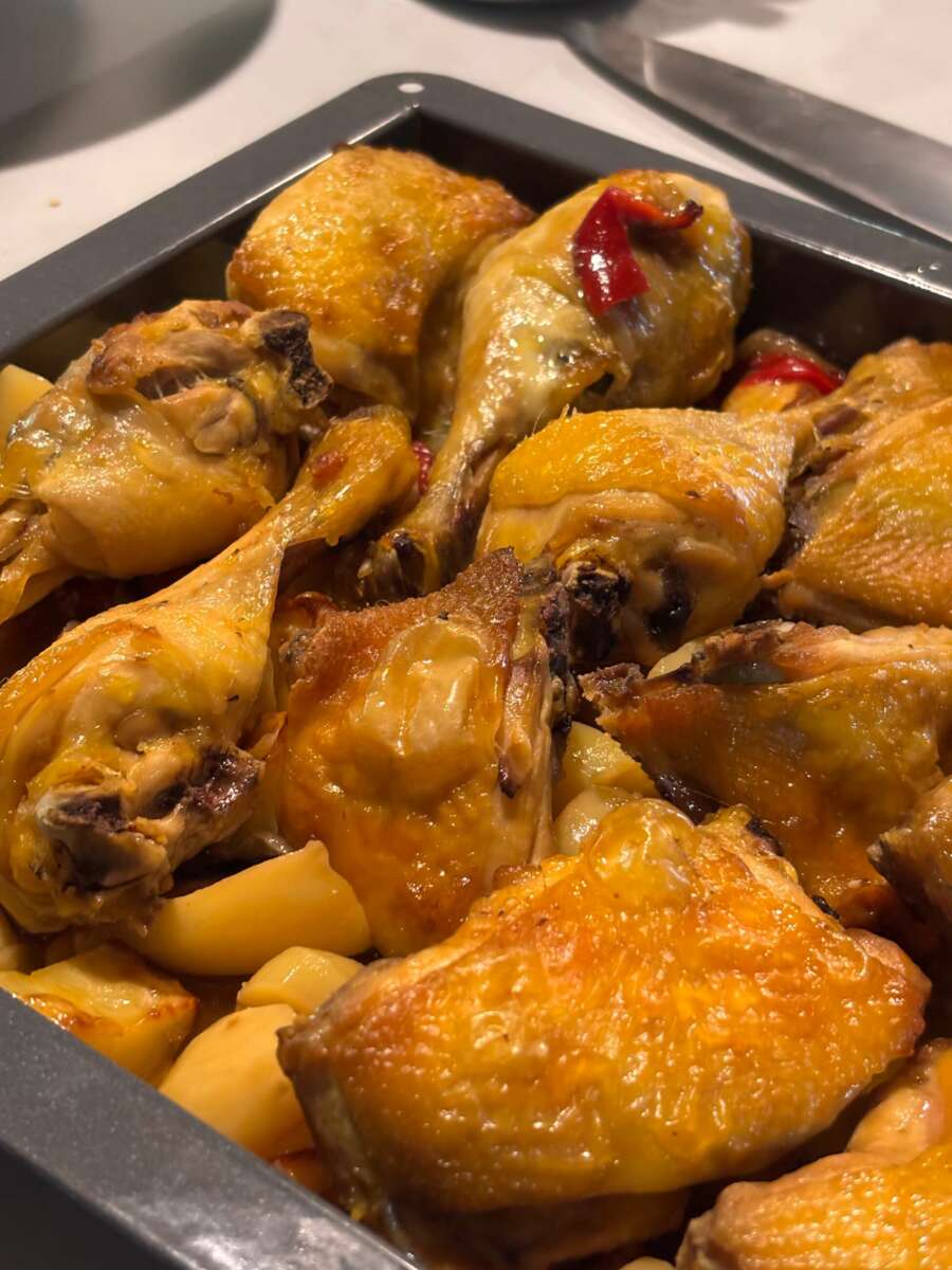 Cuartos traseros al horno con patatas baby, pimientos rojos, romero, tomillo y pimentón.
