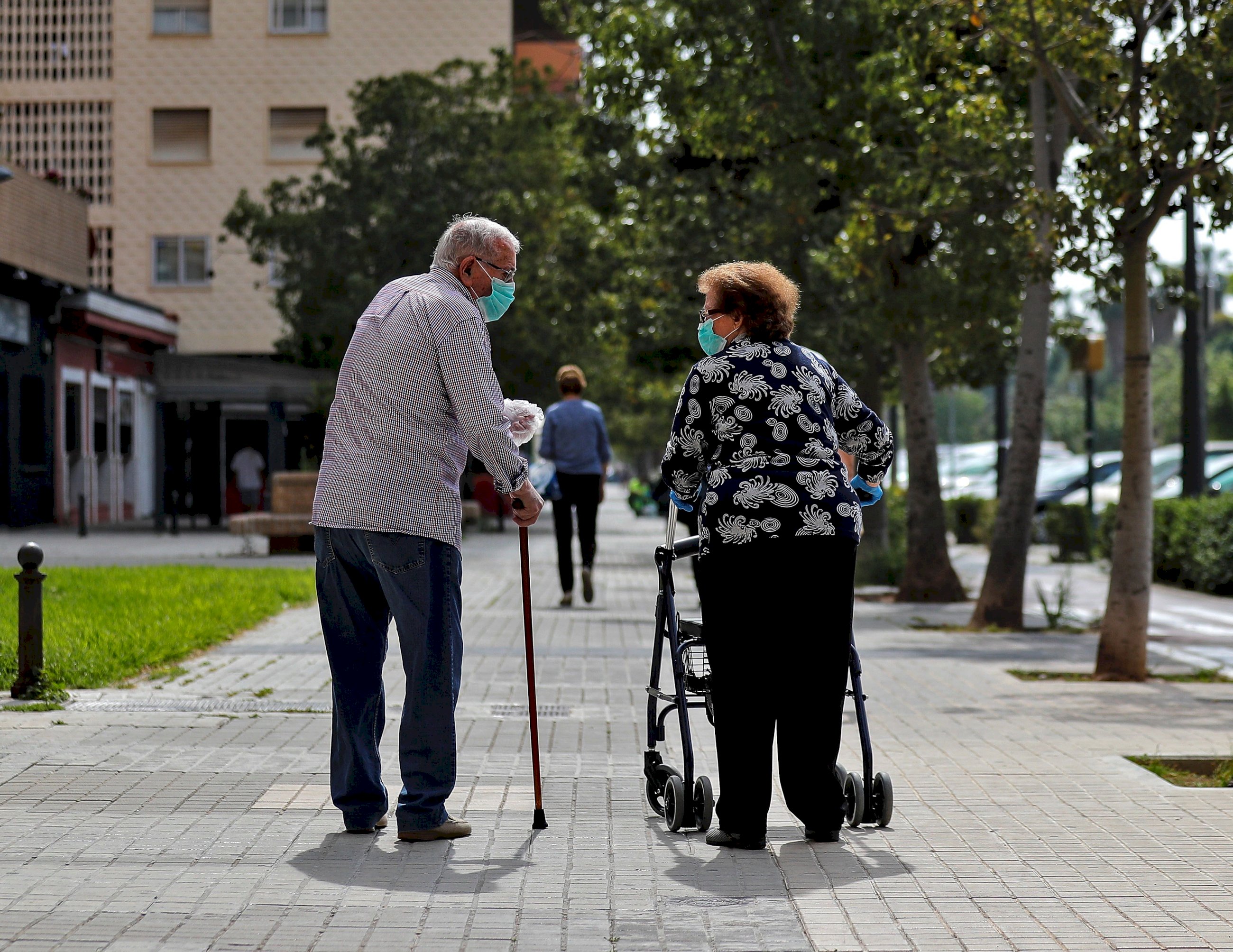 La gente mayor es la más afectada por las muertes por coronavirus, con muchas víctimas en las residencias / EFE