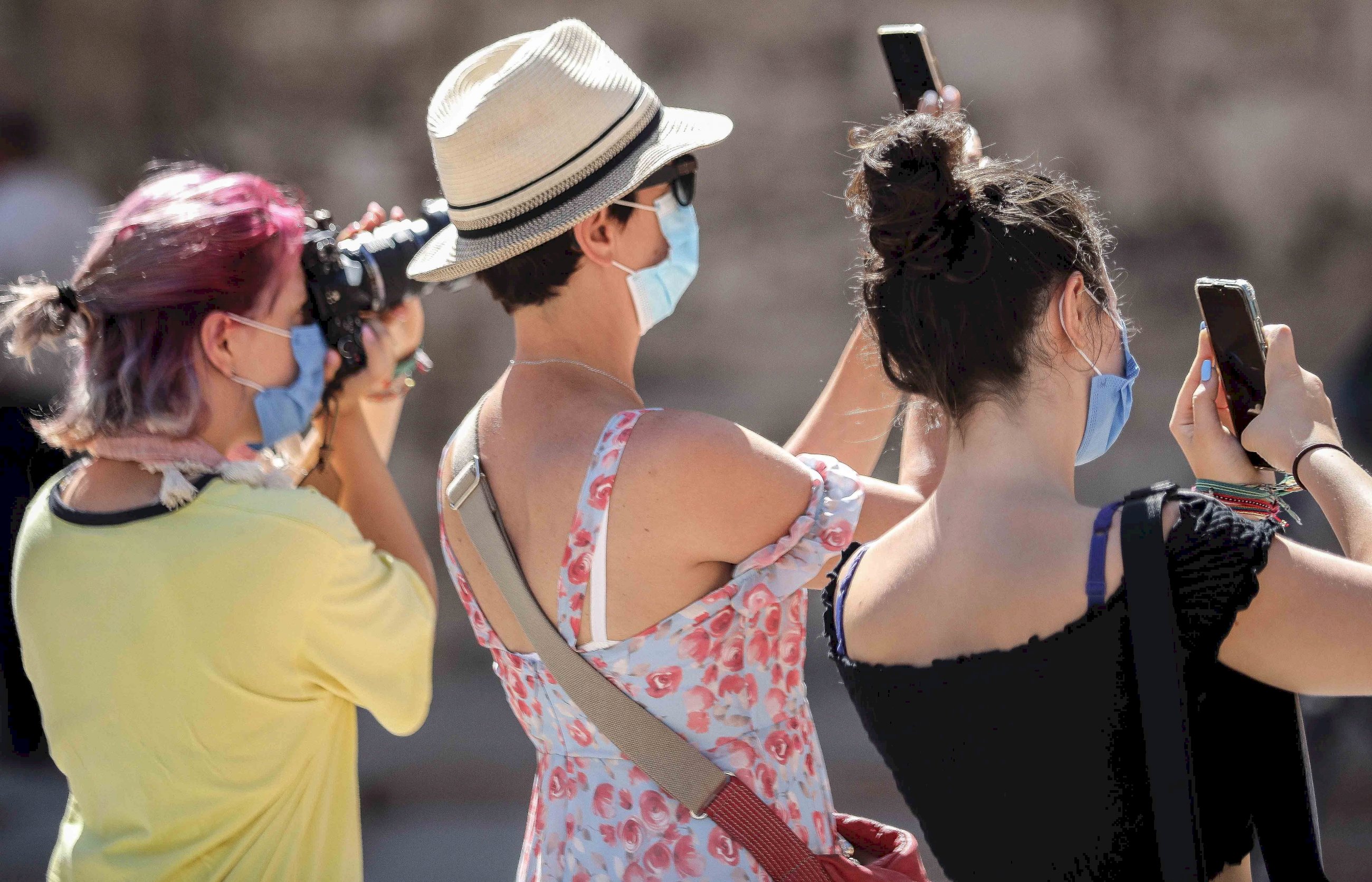 Varias turistas toman fotografías este miércoles en Valencia, en un verano inusual debido a la pandemia provocada por la COVID-19 / EFE