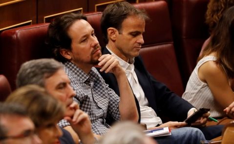 El líder de Unidas Podemos, Pablo Iglesias, y el portavoz de los comunes, Jaume Asens, en el pleno de investidura de Pedro Sánchez, el 22 de julio de 2019 en el Congreso de los Diputados. Foto: EFE/Ballesteros