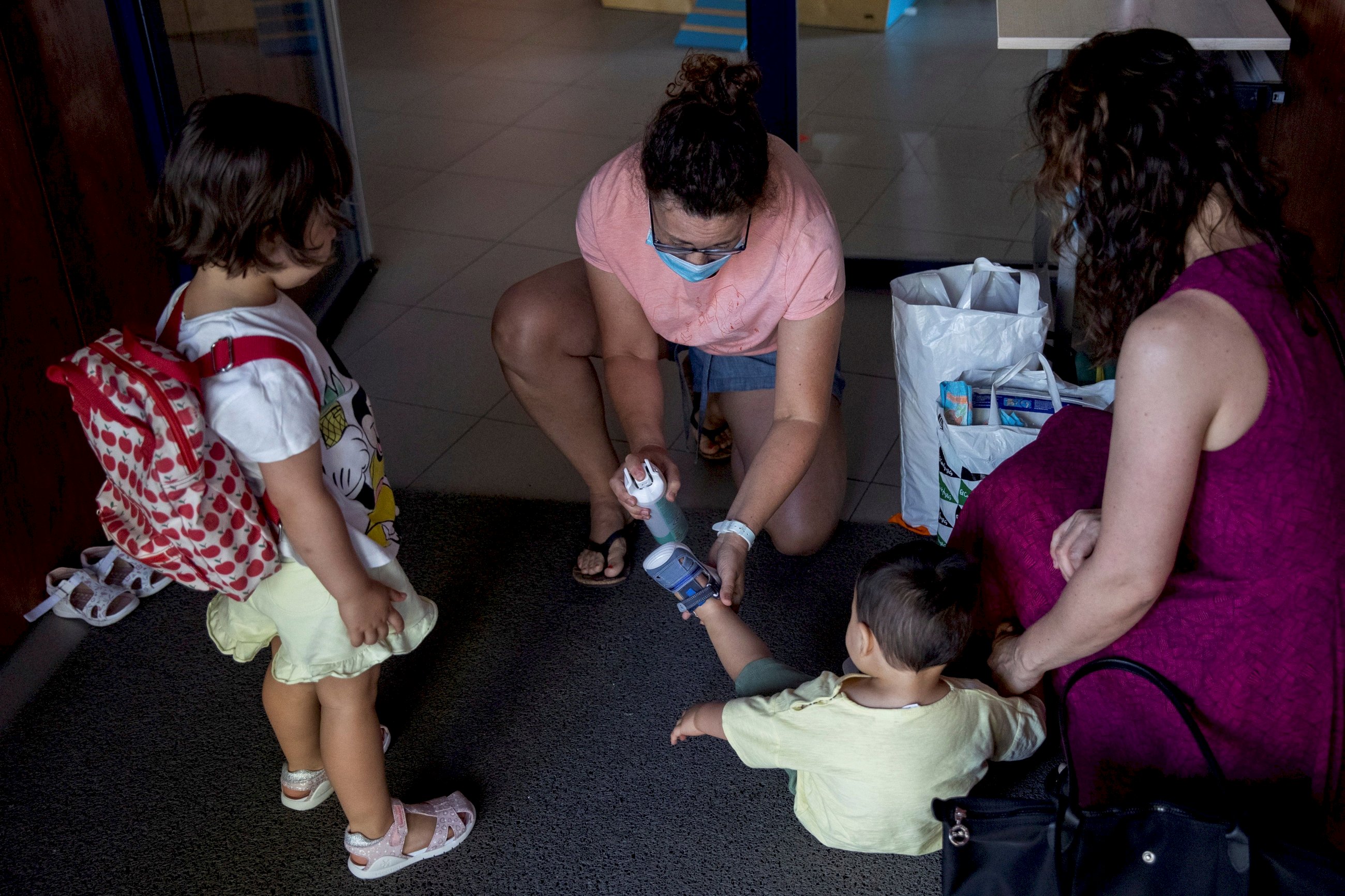 Una profesora aplica gel hidroalcoholico en las manos de un niño durante la reapertura de una escuela infantil. Foto: Efe/ Rodrigo Jiménez/Archivo