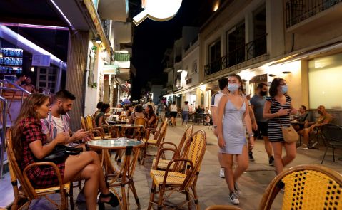Las calles de Sitges tras la prohibición por parte del Gobierno de la apertura de los locales de ocio nocturno. Foto: Efe
