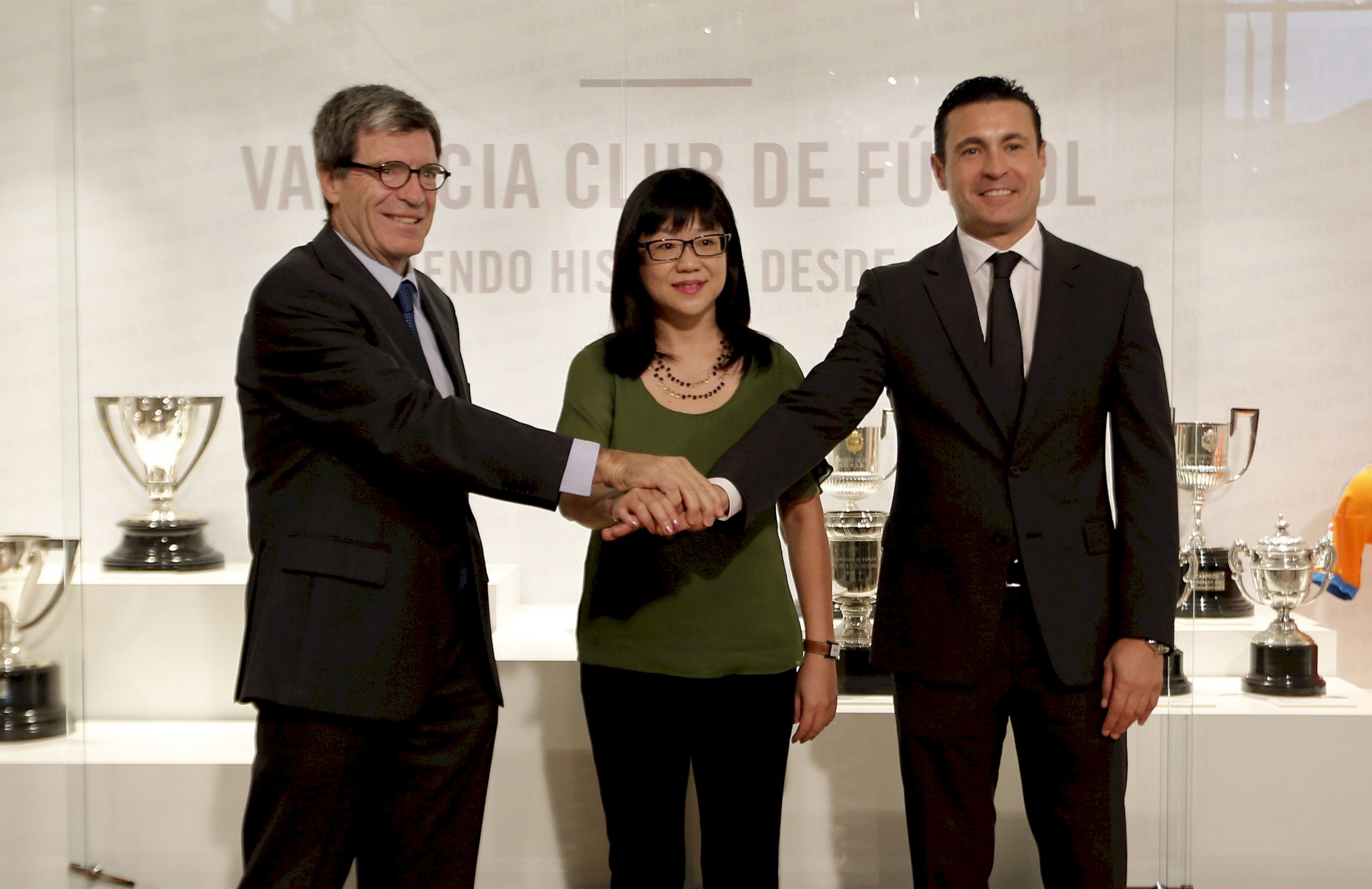 Amadeo Salvo en la rúbrica del acuerdo con Lim. EFE.