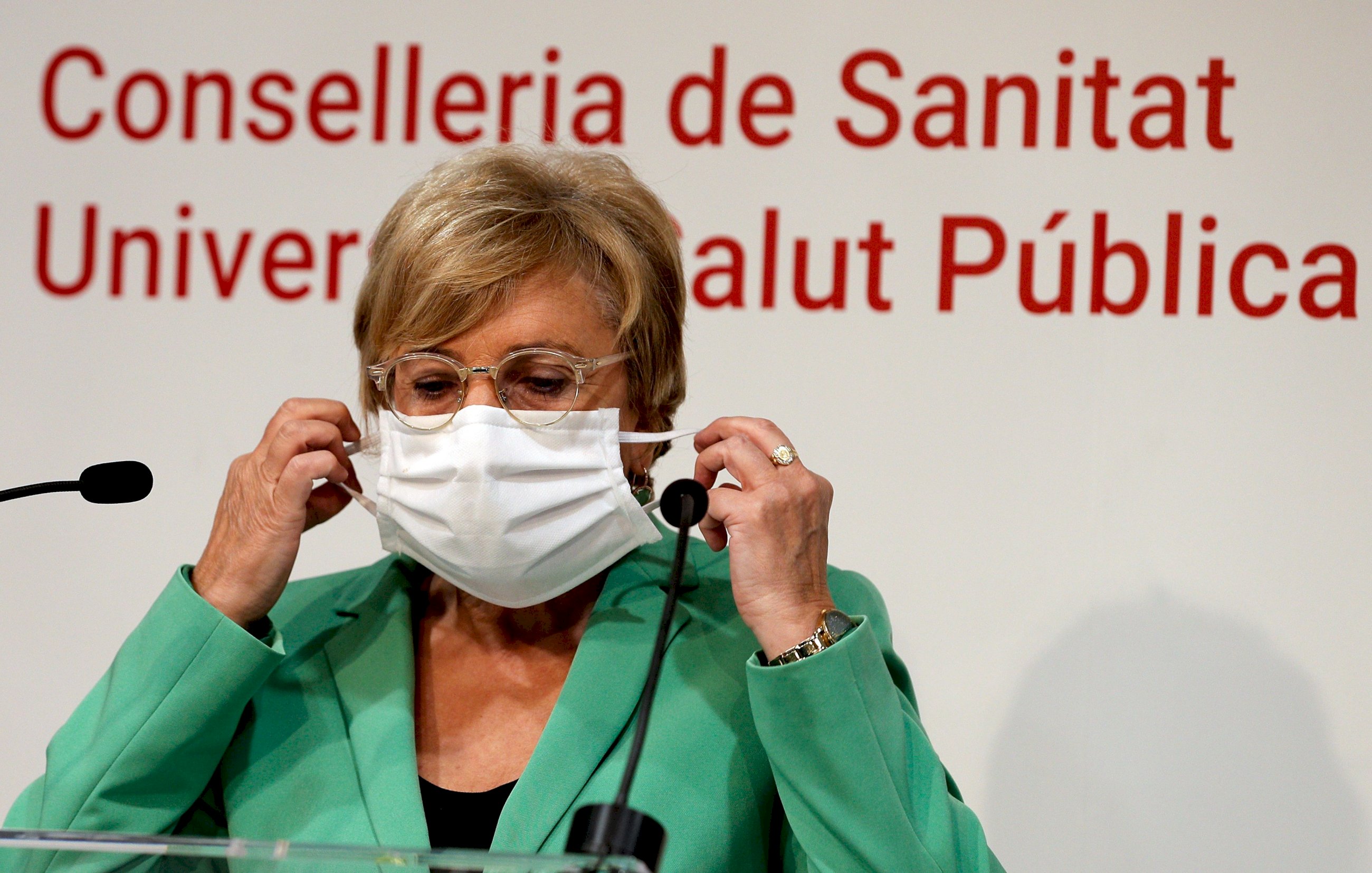 Ana Barceló poniéndose la mascarilla. EFE.