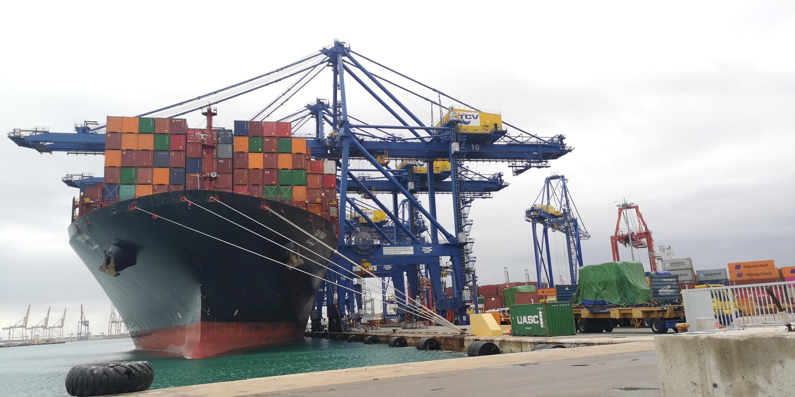 Barco en pleno proceso de estiba en el Puerto de Valencia.