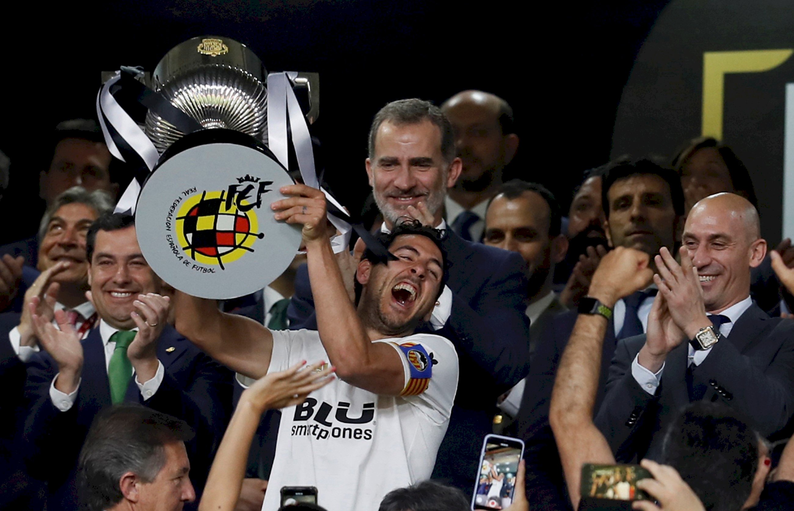 Dani Parejo levantando la Copa del Rey. EFE.