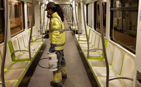 Una trabajadora desinfecta un vagón de Metro Valencia.