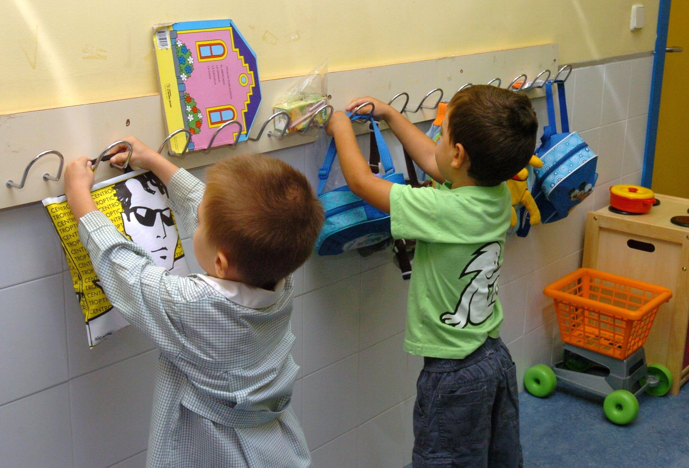 Dos niños cuelgan sus mochilas antes de comenzar la clase en el centro escolar José Calvo Sotelo, en Madrid. Foto: Efe/Angel Díaz/Archivo