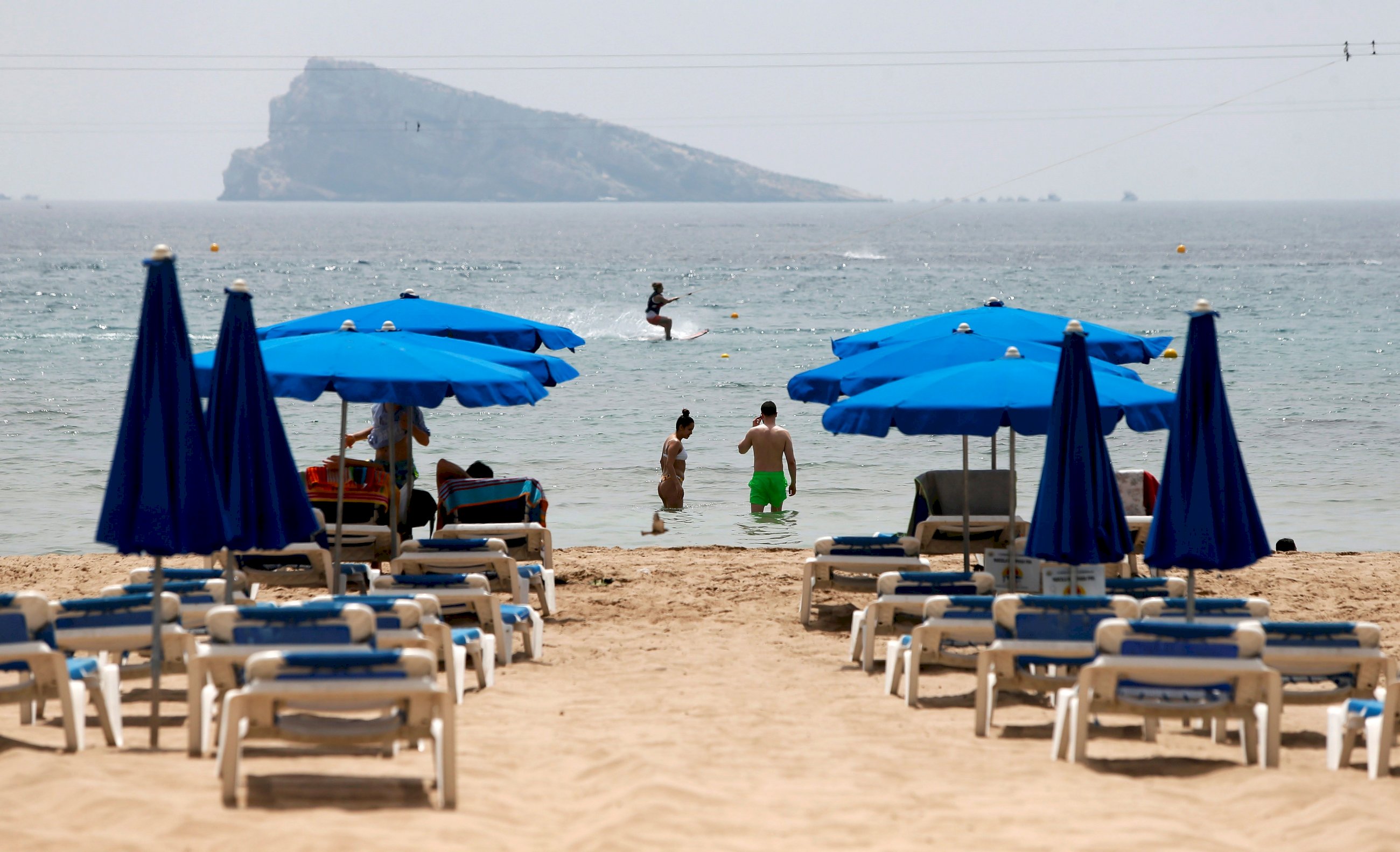 Hamacas vacías en la playa de Benidorm, una de las zonas que sufrirá la caída del turismo internacional en los meses de octubre | EFE/ML/Archivo