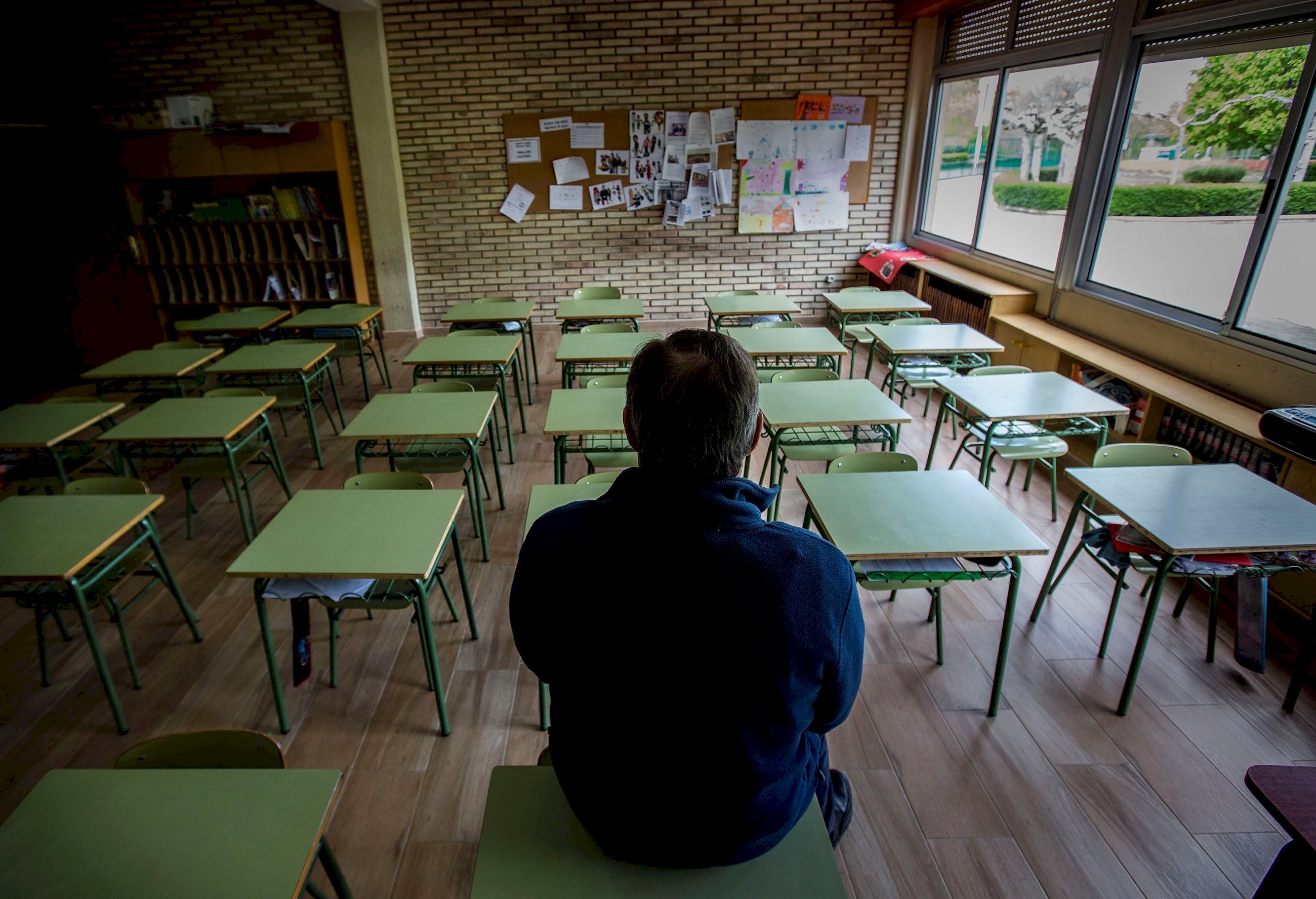 Un profesor en una clase vacía de un colegio de Aranda de Duero (Burgos). Foto: Efe/ Paco Santamaria/Archivo