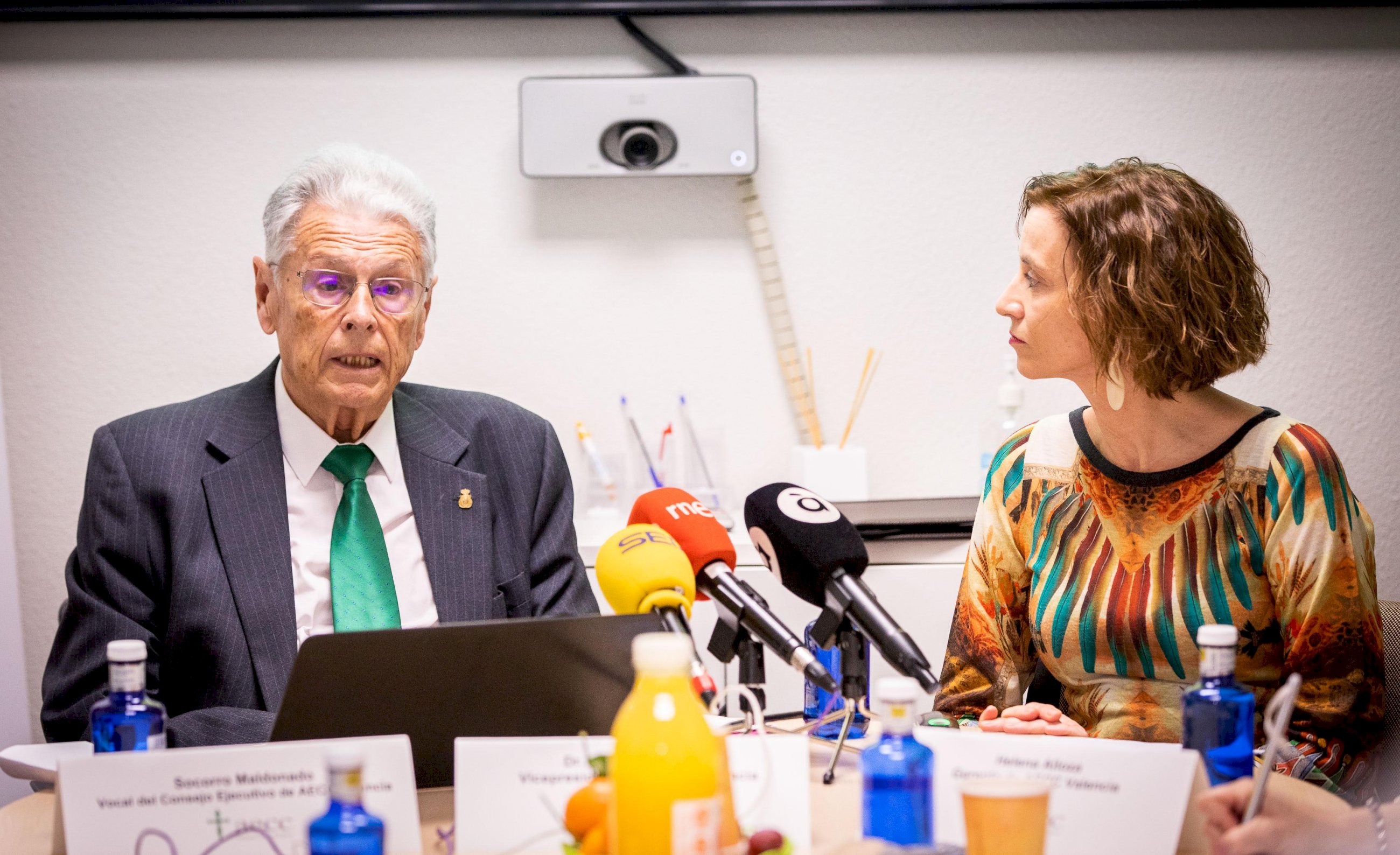 El dr. Antonio Llombart, vicepresidente de AECC, y Helena Alloza, gerente de la entidad