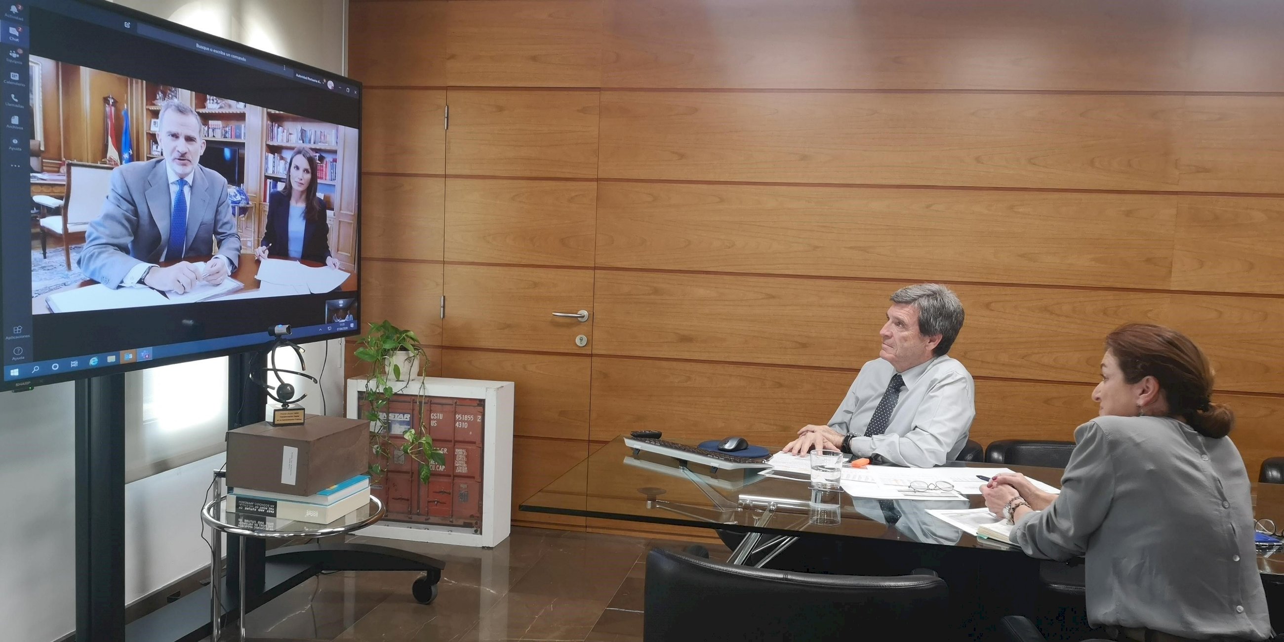 El Rey Felipe VI y Doña Leticia, en videoconferencia con el presidente de la APV, Aurelio Martínez, y su jefa de gabinete, Marta Villalonga.