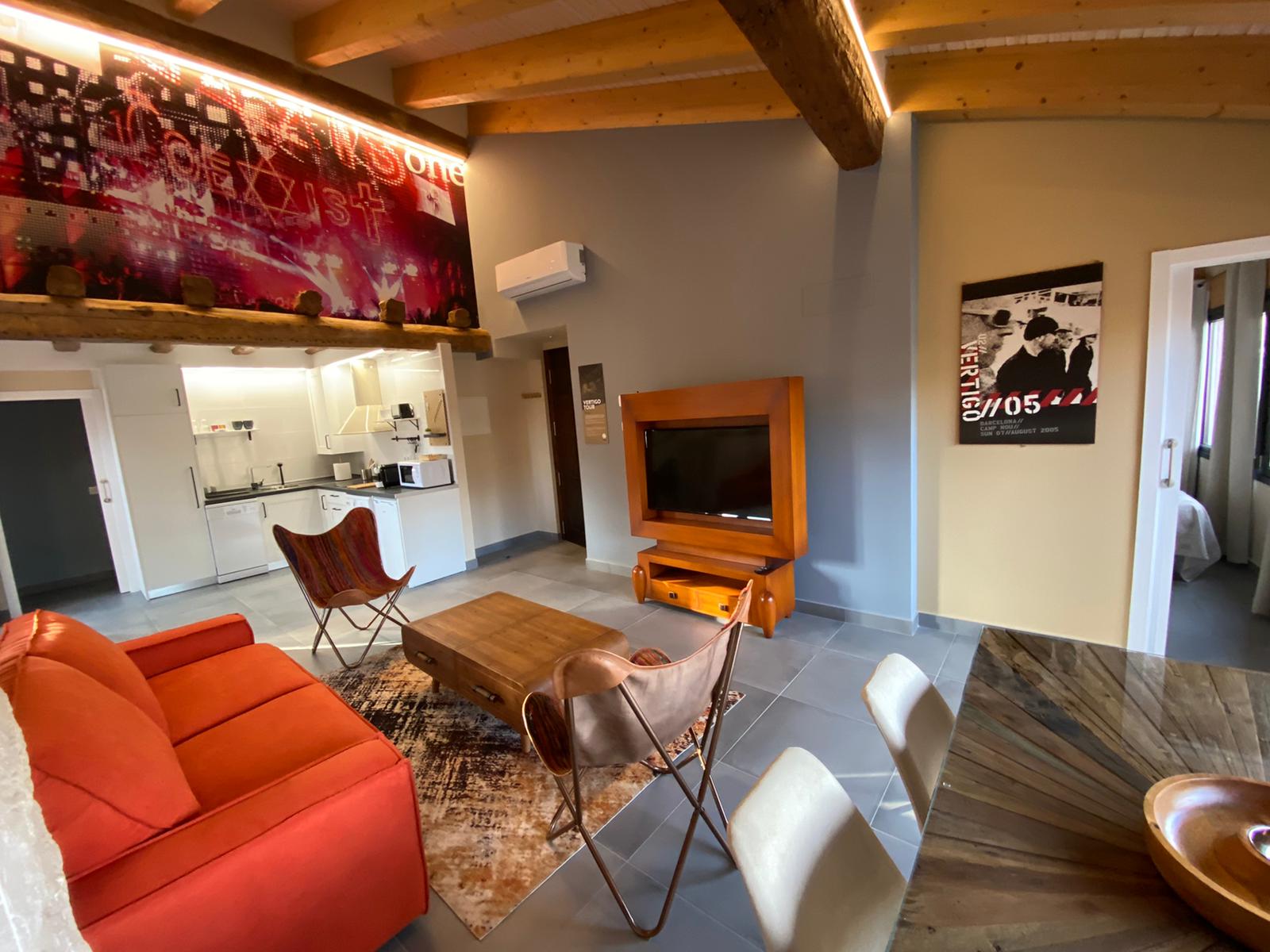 Interior del Ático Vértigo. Apartamentos ONE en Teruel dedicados a U2