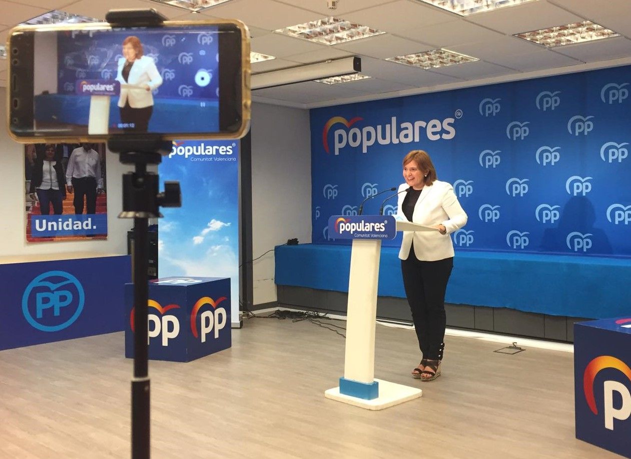 Isabel Bonig en la sede del PP.