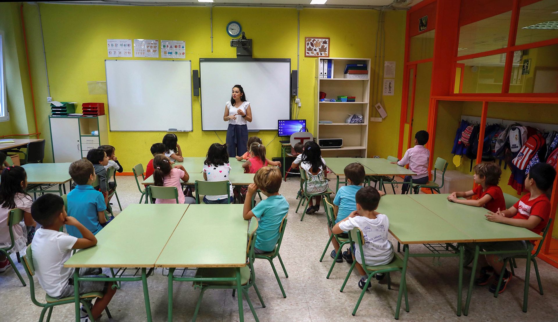 Miles de profesores y personal no docente de los centros educativos de Madrid se amontonan en una fila para hacerse el test de anticuerpos./ EFE