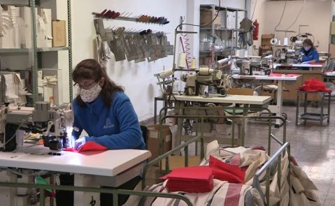 Mujeres cosiendo en una empresa de La Pobla de Vallbona.