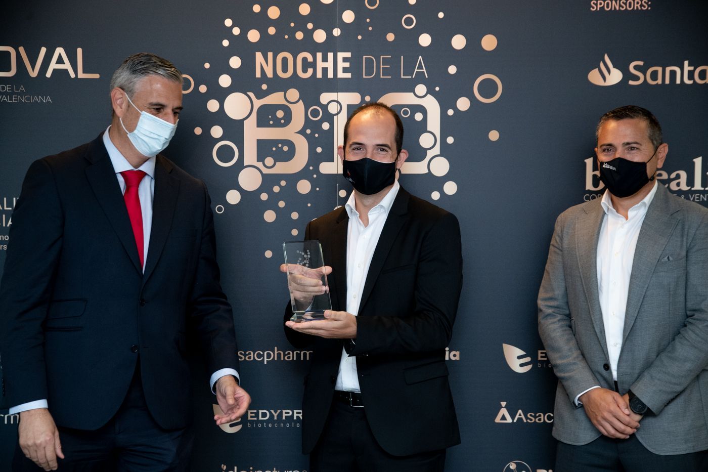 QUIBIM  entrega premio José Luis Gómez (Santander) y Carlos Ledó (Presidente BIOVAL)